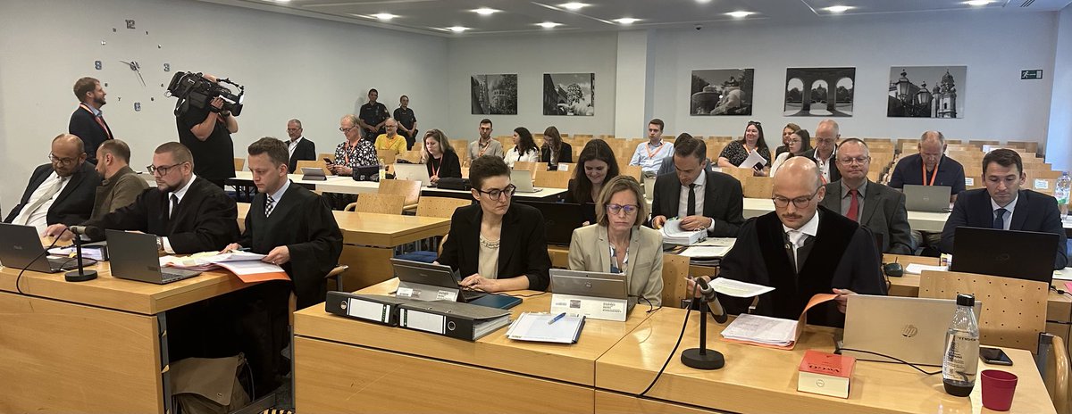 Bayern-AfD vs Freistaat Bayern: Der bayerische Verfassungsschutz habe seine Erkenntnisse, insbesondere über AfD-MdL Franz Schmid, aus öffentlichen Quellen. Mit einer Ausnahme: einer Telefonnummer, so ein Vertreter des Landesamtes für Verfassungsschutz vor dem Verwaltungsgericht.