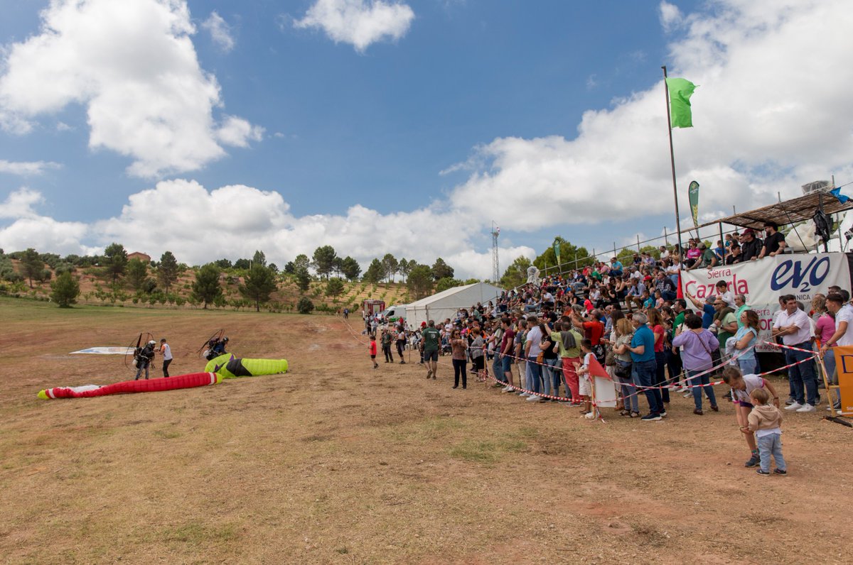👉🪂 Hoy compartimos la galería de fotos del sábado 8 de junio.  Si nos acompañaste en alguna de las actividades ...🧐 ¡Búscate en las fotos!

#Fiaelyelmo #Parapente #Paramotor #sierradesegura #AndalucíaElLugarDelDeporte #Festival #Vuelo 

flickr.com/photos/5113123…