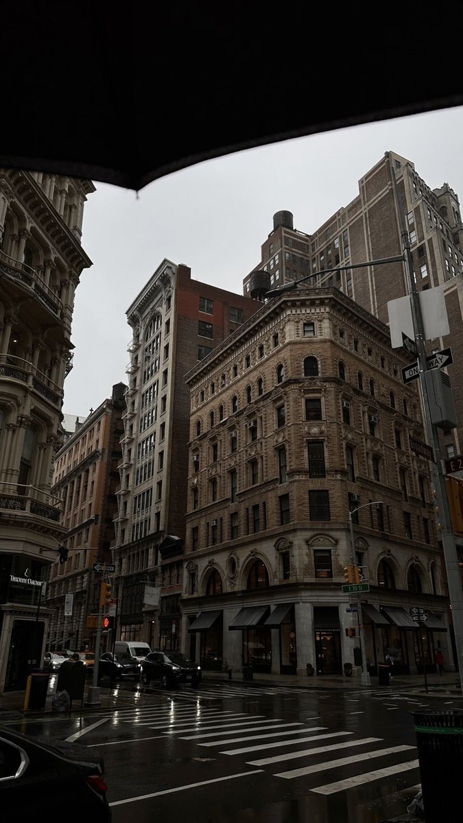 iirnux's tweet photo. nothing beats nyc vibe ☔️. https://t.co/Tn2aggdIK9