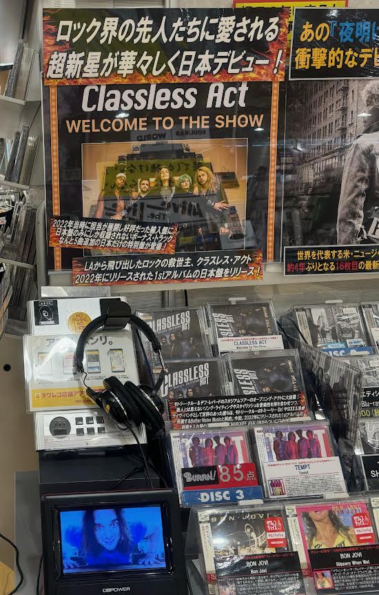 TOWER_NUchaya's tweet photo. 【#ClasslessAct】
LAから飛び出したロックの救世主!
#クラスレス・アクト
22年発売デビュー作
『#ウェルカム・トゥ・ザ・ショウ』に
ボートラ5曲収録の国内盤が登場!
NU茶屋町店限定
発売記念施策実施中!
✨サインプリント入りレシート発行
(発行期間: 6/18~7/15まで)
✨メッセージ動画&MV放映 https://t.co/hZc0y1vgo6