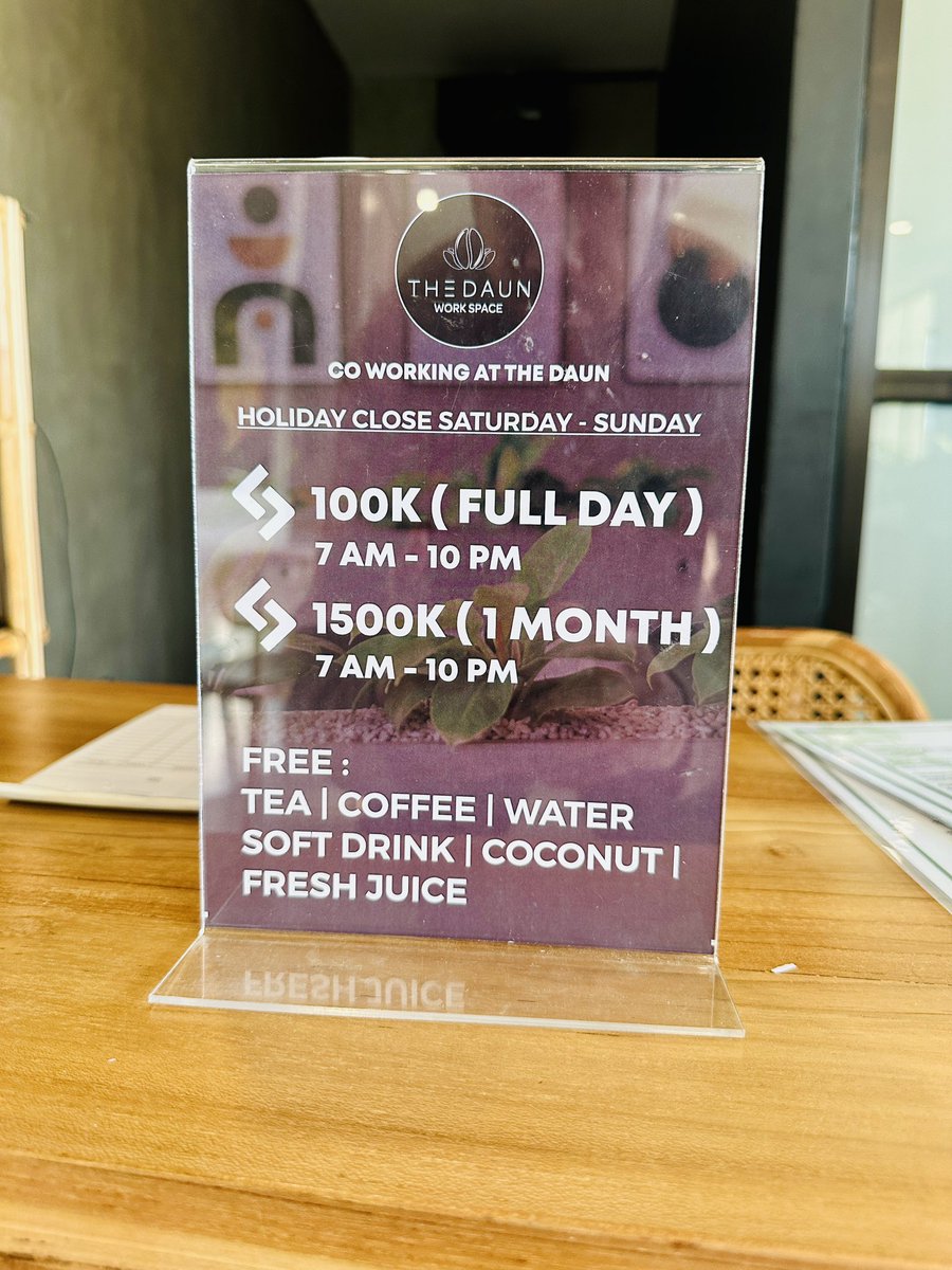 riyansam's tweet photo. Cari cafe yang bener2 nyediain meja dan colokan proper buat wfc di canggu itu susah susah gampang, makanan enak sebenernya nomor 2 yg penting lo laptop-annya aman dulu. Nah yg mau wfc dari bali cafe the daun ini beneran ok buat wfh, seharian cuma 100rb pulak. https://t.co/zteutdC1Ah