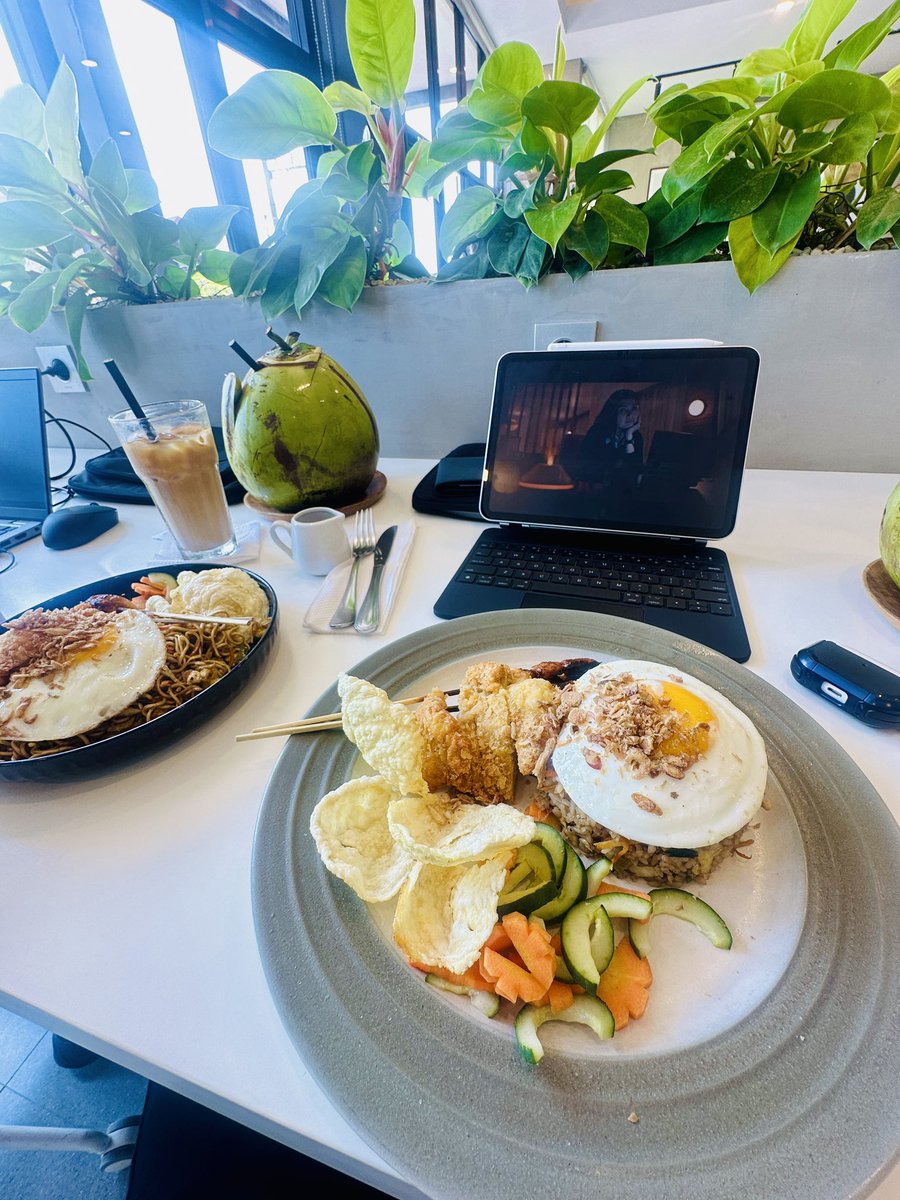 riyansam's tweet photo. Cari cafe yang bener2 nyediain meja dan colokan proper buat wfc di canggu itu susah susah gampang, makanan enak sebenernya nomor 2 yg penting lo laptop-annya aman dulu. Nah yg mau wfc dari bali cafe the daun ini beneran ok buat wfh, seharian cuma 100rb pulak. https://t.co/zteutdC1Ah