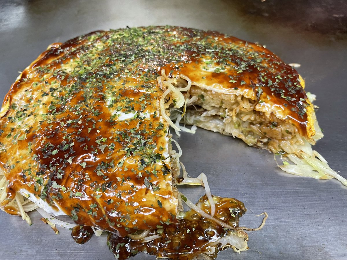 ryou2win's tweet photo. 神田で客先直帰だったので、���から楽しみにしてた、神田 お好み焼きカープ。
東京で食べられる正統派の広島風お好み焼きでは1番旨いと思います。(電光石火は電光石火という食べ物だと思うw)

写真はそばダブルイカ天で1550円
ソバ1.5かダブルでイカ天orニンニクがオススメです https://t.co/0ergBznR1l