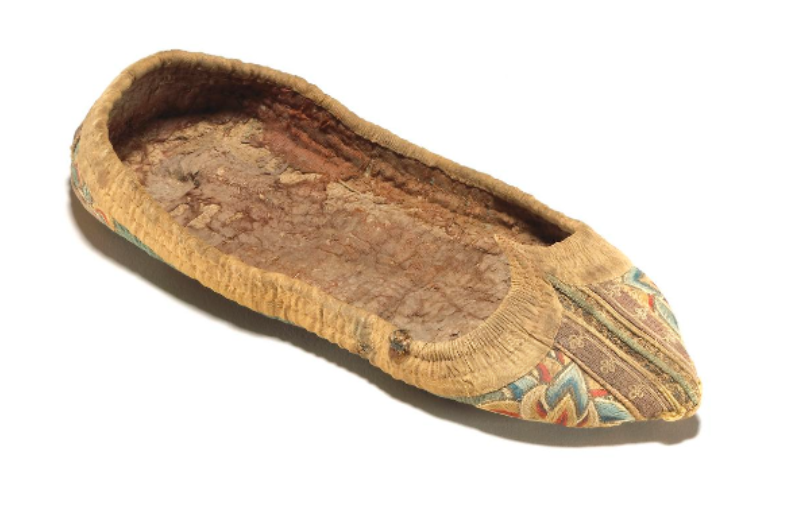 The IDP collections allow you to explore items by material. For example, you can discover a fascinating collection of textiles from various Silk Roads sites, including this colourful embroidered shoe from Karakhoja near Turfan. 👠​

bit.ly/3RUZfcz