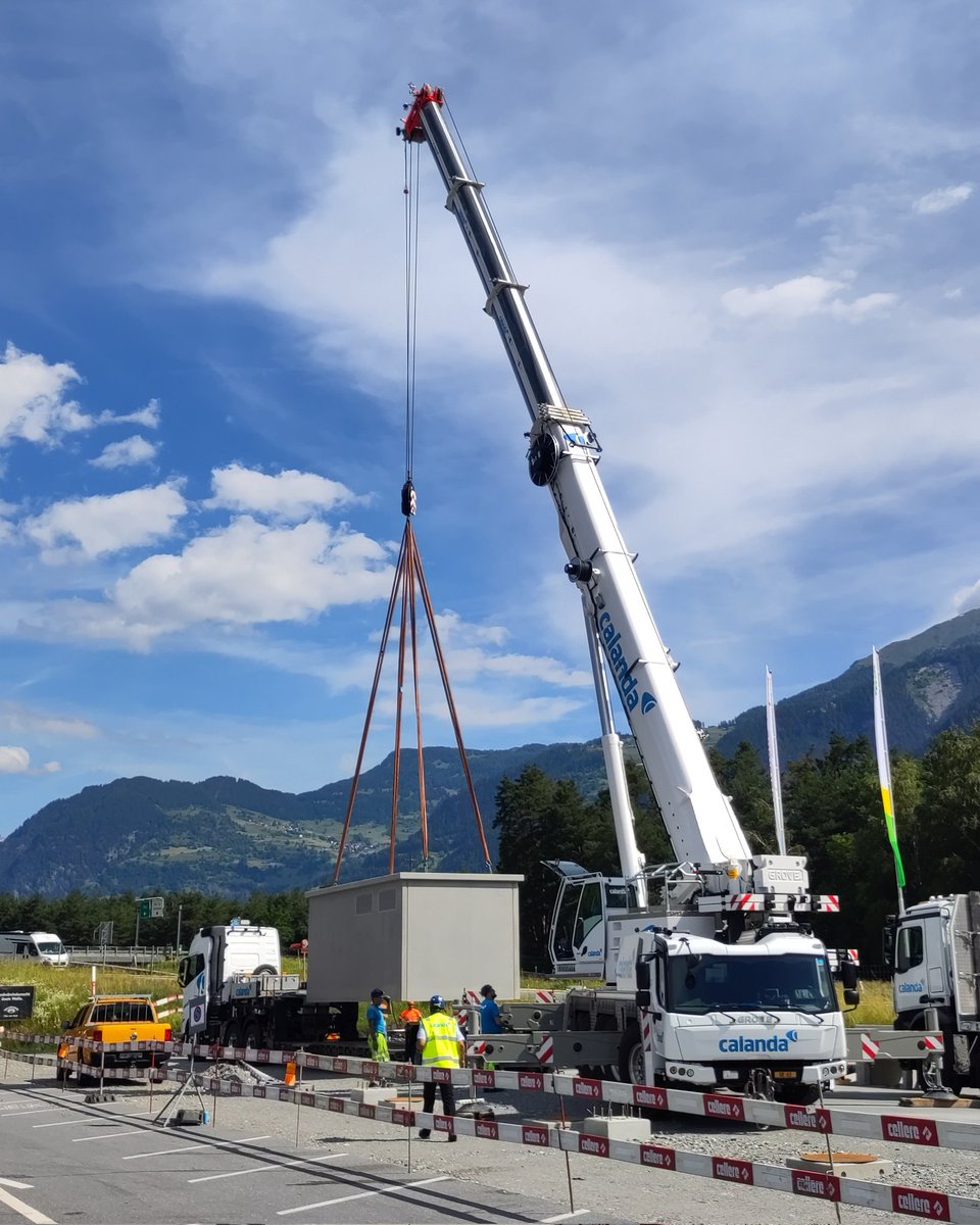 RemiCrameri's tweet photo. Am neuen @gofast_swiss Ladepark an der Raststätte #Viamala #Thusis (A13/E43) wurden heute die beiden Transformatoren-Häuschen angeliefert und versetzt. Hier entsteht einer der grössten Ladeparks in CH!
Update folgt.
(cc: @electricfelix) https://t.co/84KnJhg4BK