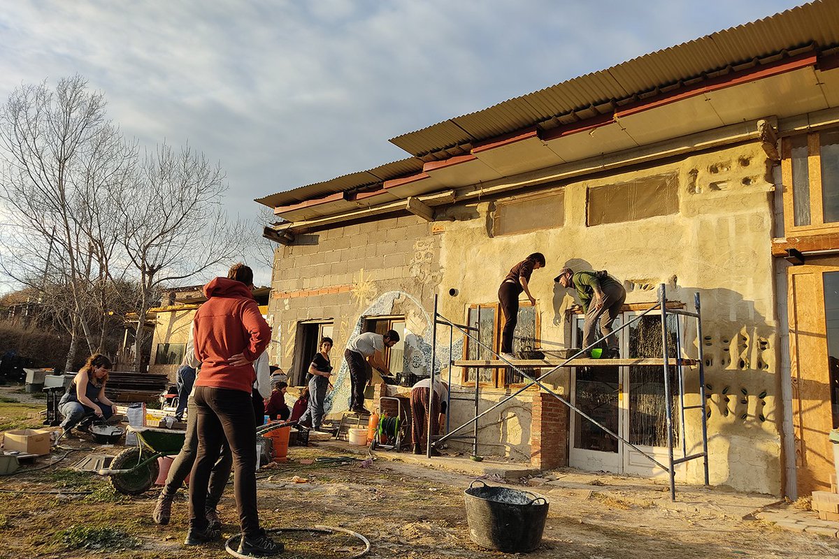 La_Directa's tweet image. #AUTOGESTIÓ | Can Tonal, una dècada reconstruint el comunal directa.cat/can-tonal-una-… El centre social i comunitari de Sant Antoni de Vilamajor és un espai de referència en la cultura de l'autonomia, el suport mutu i la sobirania alimentària. Reportatge de Guille Larios