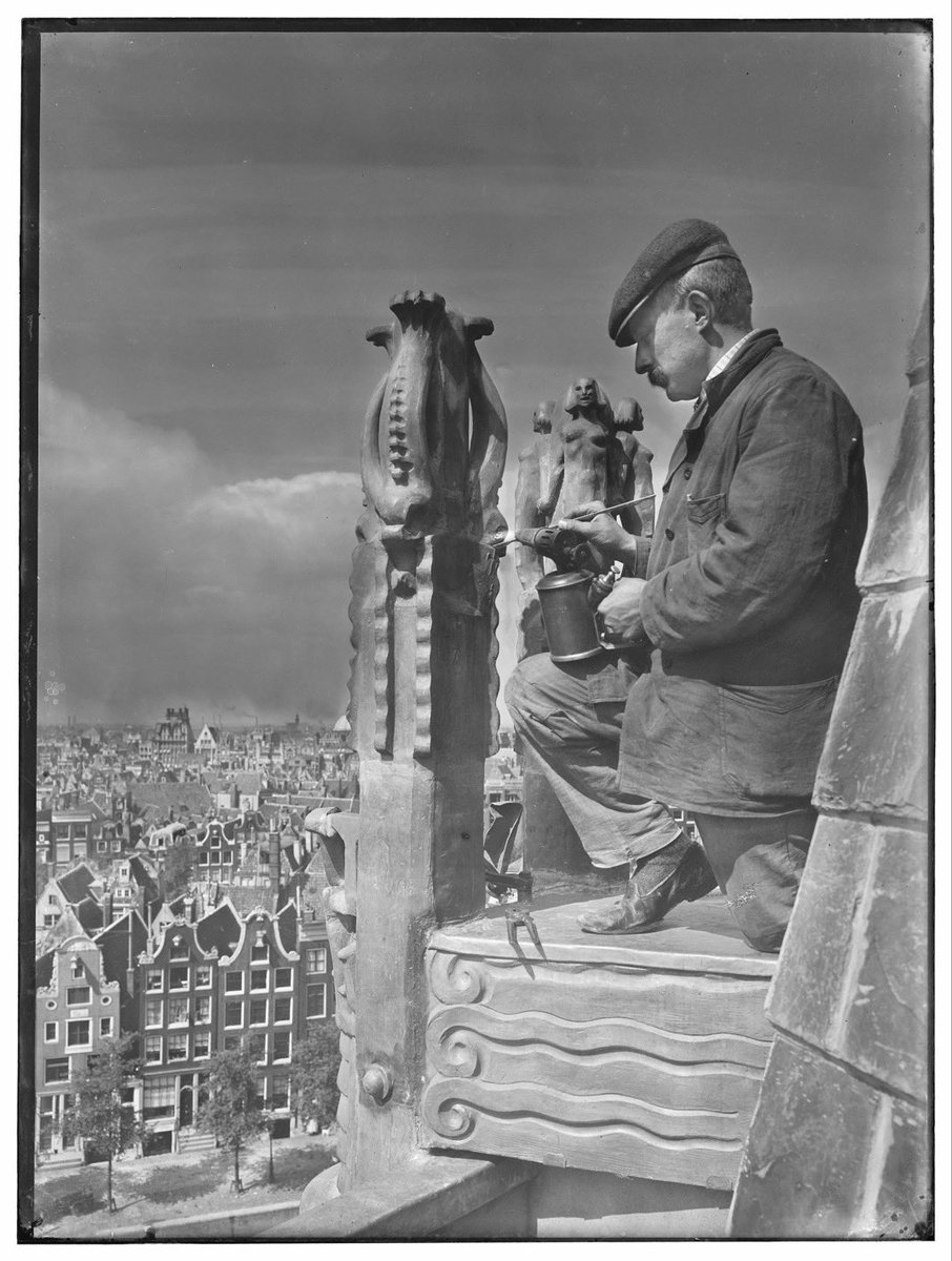 Solderen, 1916.

Versieringen op het Scheepvaarthuis.

📷 Bernard Eilers. Die stond daar ook met een flinke camera neem ik aan. 

#Amsterdam