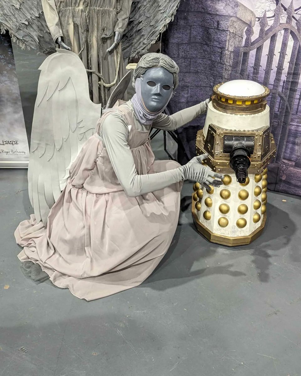 doctor_winter's tweet photo. Enjoyed Midlands Comic Con last weekend with another outing as the Weeping Angel. He was unsure what to do with Kerblam boxes however... 📦 💥
📸 @medlockmadness
#midlandscomiccon #doctorwho #weepingangels #13thdoctor #kerblam #daleks #cybermen https://t.co/rHVsY2jehn