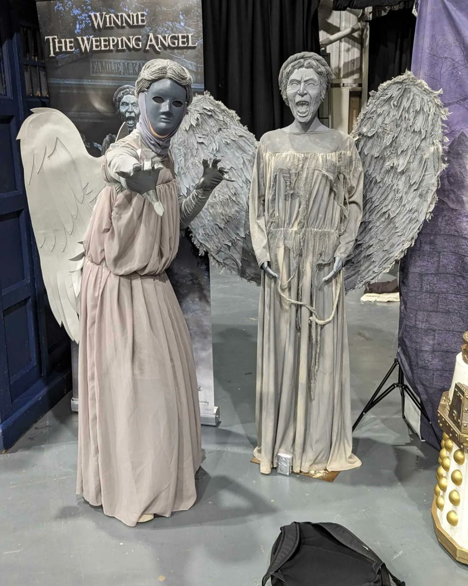doctor_winter's tweet photo. Enjoyed Midlands Comic Con last weekend with another outing as the Weeping Angel. He was unsure what to do with Kerblam boxes however... 📦 💥
📸 @medlockmadness
#midlandscomiccon #doctorwho #weepingangels #13thdoctor #kerblam #daleks #cybermen https://t.co/rHVsY2jehn