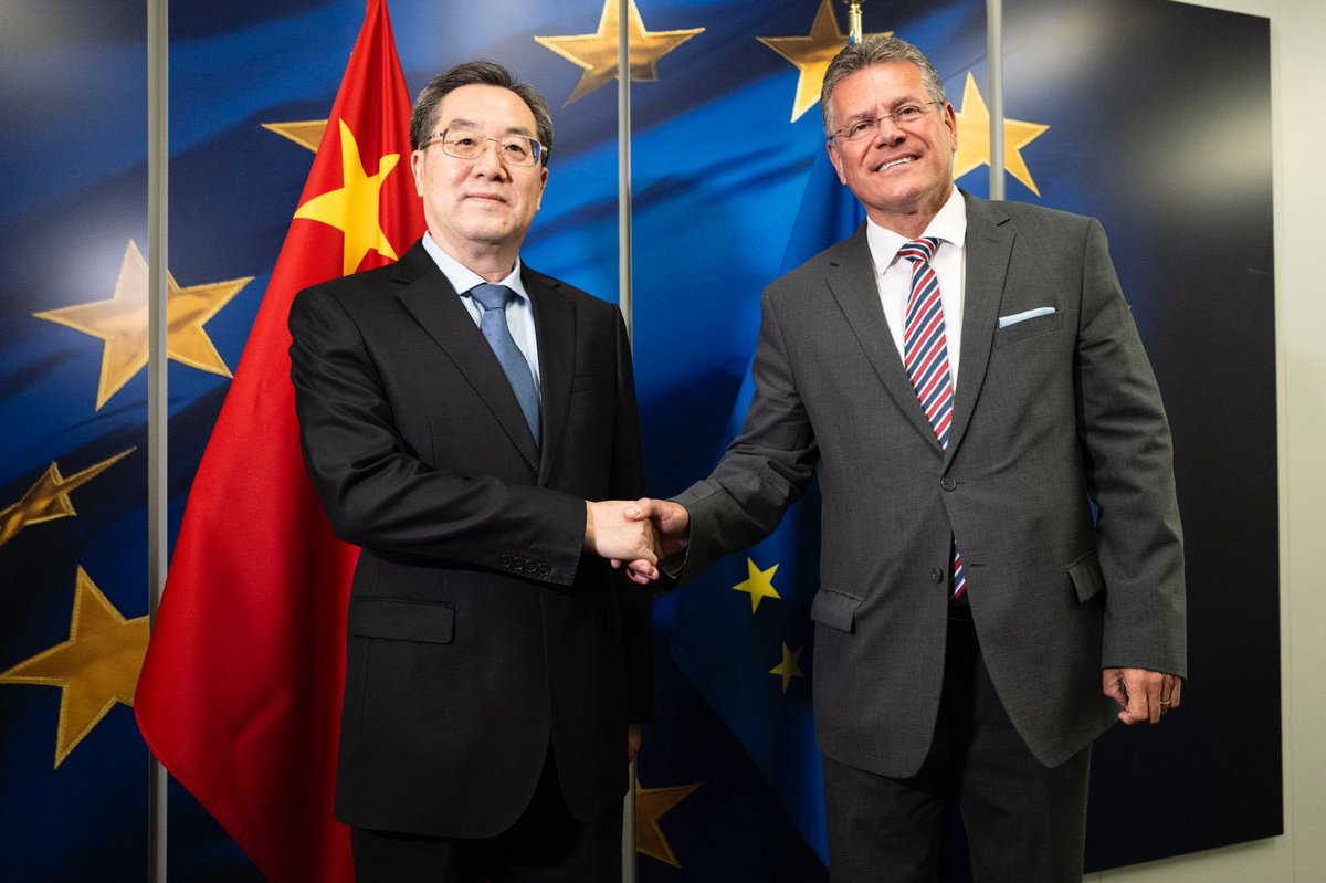 MarosSefcovic's tweet photo. Hosting the 5th 🇪🇺🇨🇳 High-Level Dialogue on Environment and Climate.

Important to keep collaborating in these areas of shared interest, incl. emissions trading, adaptation, biodiversity.

We don't see eye to eye on everything but green should stay the colour of our cooperation. https://t.co/T4VfvjkZyB