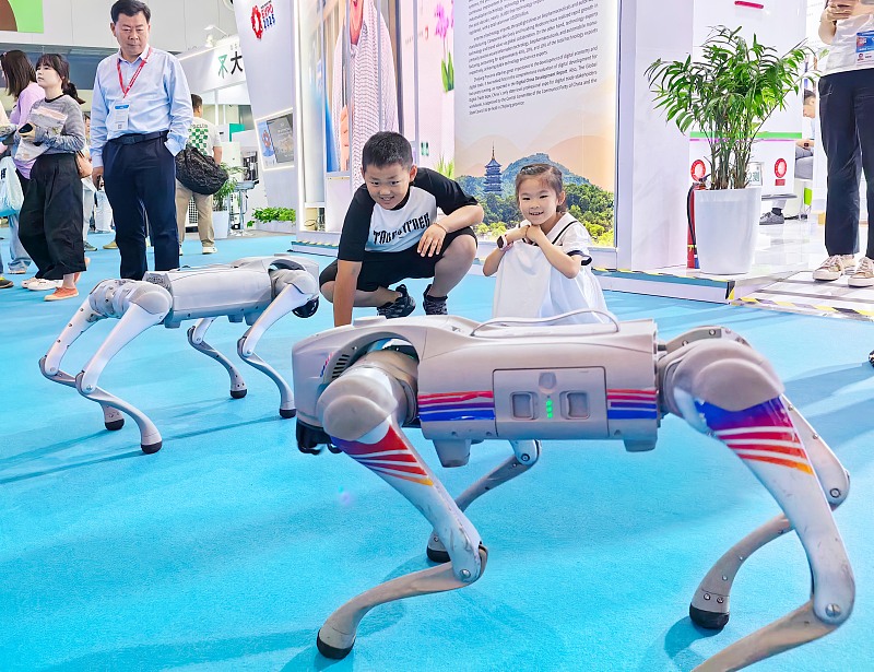 InvestShanghai's tweet photo. The 10th China (#Shanghai) International Technology Fair wrapped up on a high note, hosting 1,000 exhibitors and 50,000 visitors from June 12 to 14. Meanwhile, a record-breaking 556 intents of cooperation were achieved on site🙌. #WhatsOnShanghai #CSITF https://t.co/RKZBTs9vuP