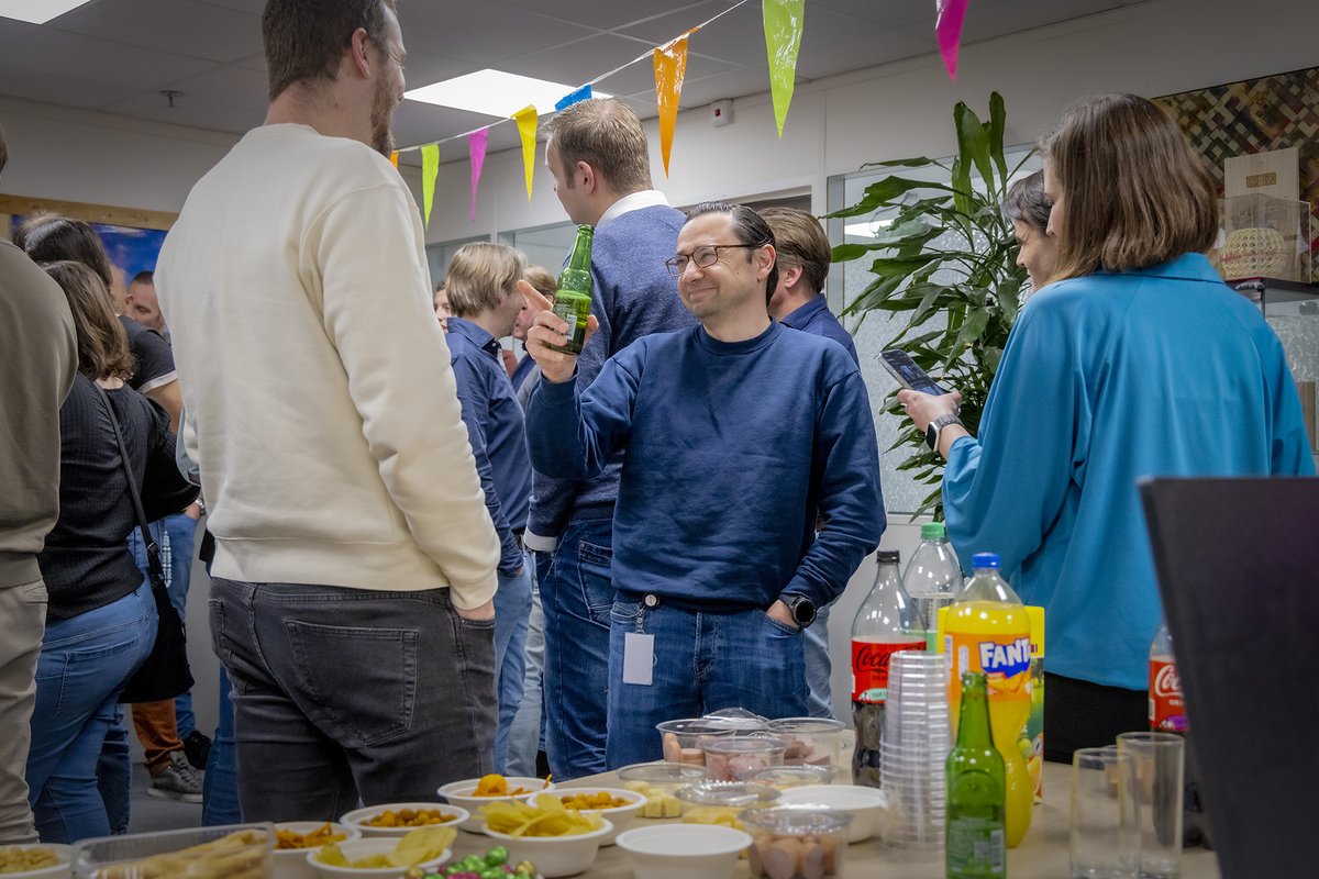 Iedere week bezorgen 21.000 bezorgers van Spotta folderpakketten, brievenbusreclame en huis-aan-huiskranten door heel NL. Daarnaast werken er nog zo'n 150 mensen op kantoor en 250 in de productie. Al deze mensen máken Spotta. Wij mochten ze portretteren voor een fotoboek. 🥰