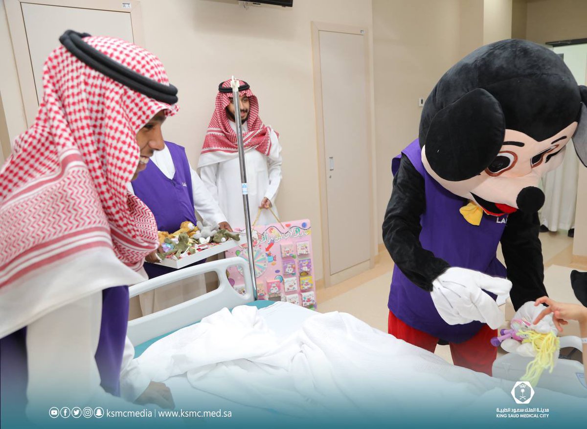 ksmcmedia's tweet photo. 📸 | منصة لمّات تقيم نشاطًا ترفيهيًا وتحتفي بـ #عيد_الأضحى مع الأطفال المنومين بـ #مدينة_الملك_سعود_الطبية . https://t.co/uU3veFZhmS