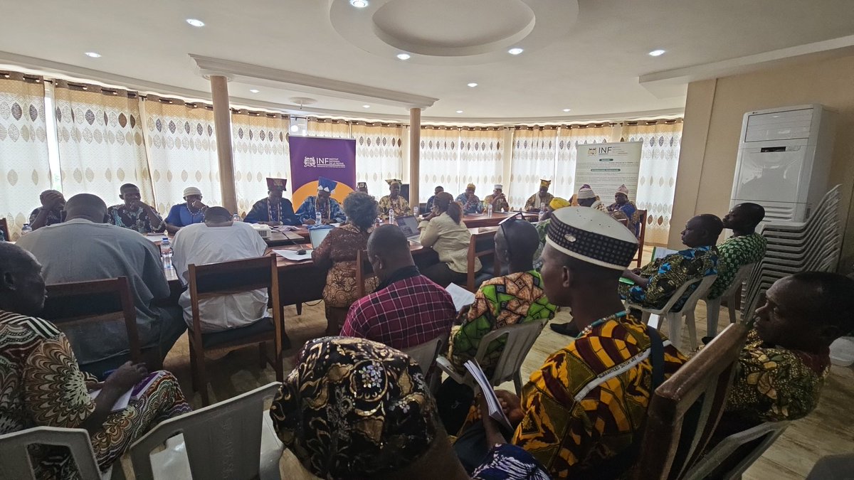 MinouChrystayl's tweet photo. 🟣 ATELIER DE SENSIBILISATION AVEC LES LEADERS RELIGIEUX ET LES TÊTES COURONNÉES EN PARTENARIAT AVEC LA FONDATION SUSAN BUFFET et @INFBenin
2 ème journée
▫️COMMUNICATION : Rôle de la police et le rôle des CPS et des points focaux INF avec Mme Claire AYEMONNA.
#TeamINF https://t.co/4uOHZzuz7A