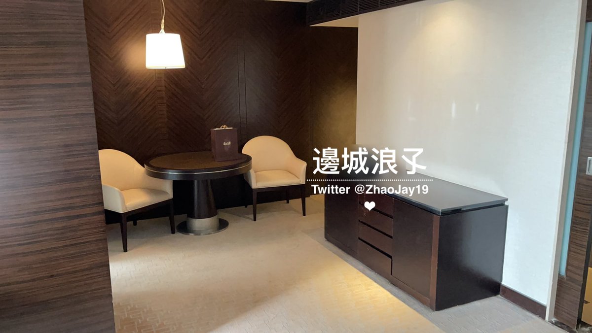 😍一年没来青岛了，兄弟太想夫人啦！刚进房间马上拥抱接吻起来~
   吐槽一下这酒店套房，房间面积很小 沙发都没，露台外面挺大的 还有个按摩浴缸！就是比较老，该翻新了~

#山东 #青岛 https://t.co/ty2XiIeZyW
