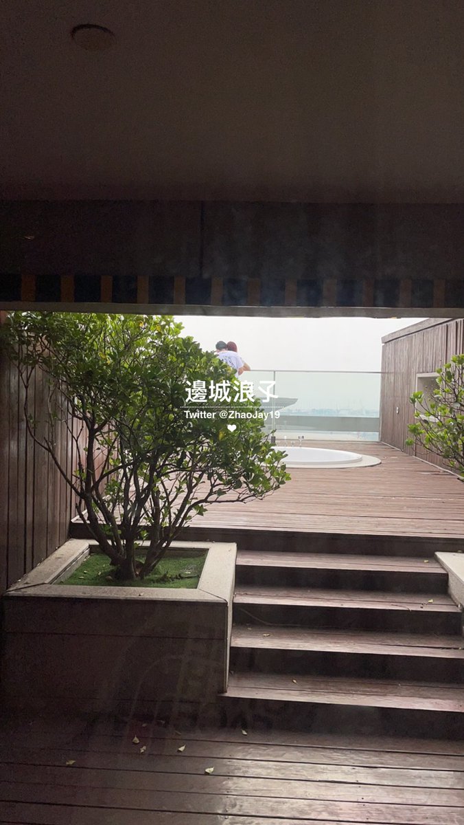 😍一年没来青岛了，兄弟太想夫人啦！刚进房间马上拥抱接吻起来~
   吐槽一下这酒店套房，房间面积很小 沙发都没，露台外面挺大的 还有个按摩浴缸！就是比较老，该翻新了~

#山东 #青岛 https://t.co/ty2XiIeZyW