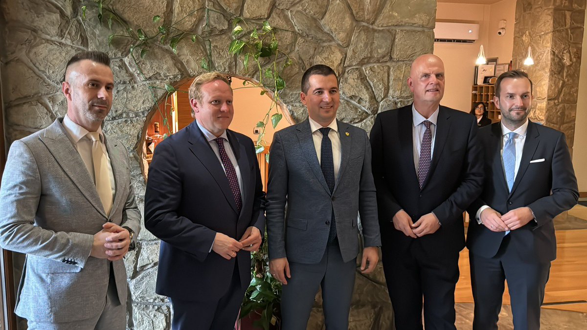 Radna večera sa dugogodišnjim prijateljem i poslanikom Bundestaga Tilmanom Kubanom, jednim od rukovodilaca najveće turističke kompanije TUI, Tomasom Elberkom, kao i dragim |judima i partnerske Konrad Adenauer fondacije, direktorom Jakovom Devčićem i Zoranom Dabeticem🇲🇪🇩🇪