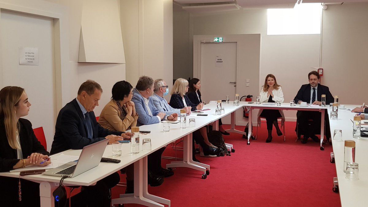 Béatrice Brisson (@bea3brisson) on Twitter photo La <a href="/CPMEnationale/">CPME</a> reçoit aujourd'hui <a href="/IBivolaru/">Ioana Bivolaru</a> , ambassadrice de Roumanie en France, en présence de <a href="/MatthiasFekl/">Matthias Fekl</a> et d'entrepreneurs de Correze, Saône et Loire, Ile de France, Grand Est et Bourgogne Franche Comté. Objectif : faciliter l'accès au marché roumain pour les #PME . La <a href="/CPMEnationale/">CPME</a> reçoit aujourd'hui <a href="/IBivolaru/">Ioana Bivolaru</a> , ambassadrice de Roumanie en France, en présence de <a href="/MatthiasFekl/">Matthias Fekl</a> et d'entrepreneurs de Correze, Saône et Loire, Ile de France, Grand Est et Bourgogne Franche Comté. Objectif : faciliter l'accès au marché roumain pour les #PME .