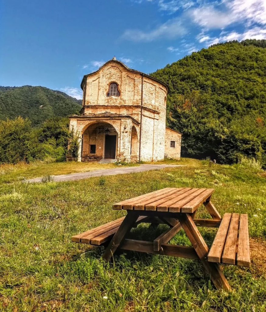 lamialiguria's tweet photo. Nel #ParcodelleAlpiLiguri ci sono borghi perfetti per gli amanti di passeggiate nella natura
📍Come #Mendatica, dove poter raggiungere il #SantuariodellaMadonna dei Colombi e per le Cascate dell’Arroscia
IG 📸 @_nonna_lu @ffruka @midama98 @parcoalpiliguri https://t.co/kPhlE8GJBh