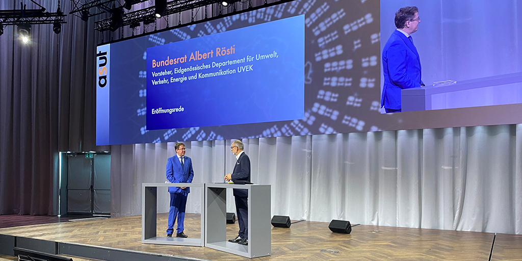 Discorso alla conferenza <a href="/asut_ch/">asut</a>: 30 anni fa iniziava la rivoluzione di Internet con Netscape Navigator. #Telecomunicazioni efficienti sono essenziali per la #digitalizzazione in 🇨🇭, in particolare il potenziamento della #fibraottica e il #5G.

➡️uvek.admin.ch/uvek/de/home/u…