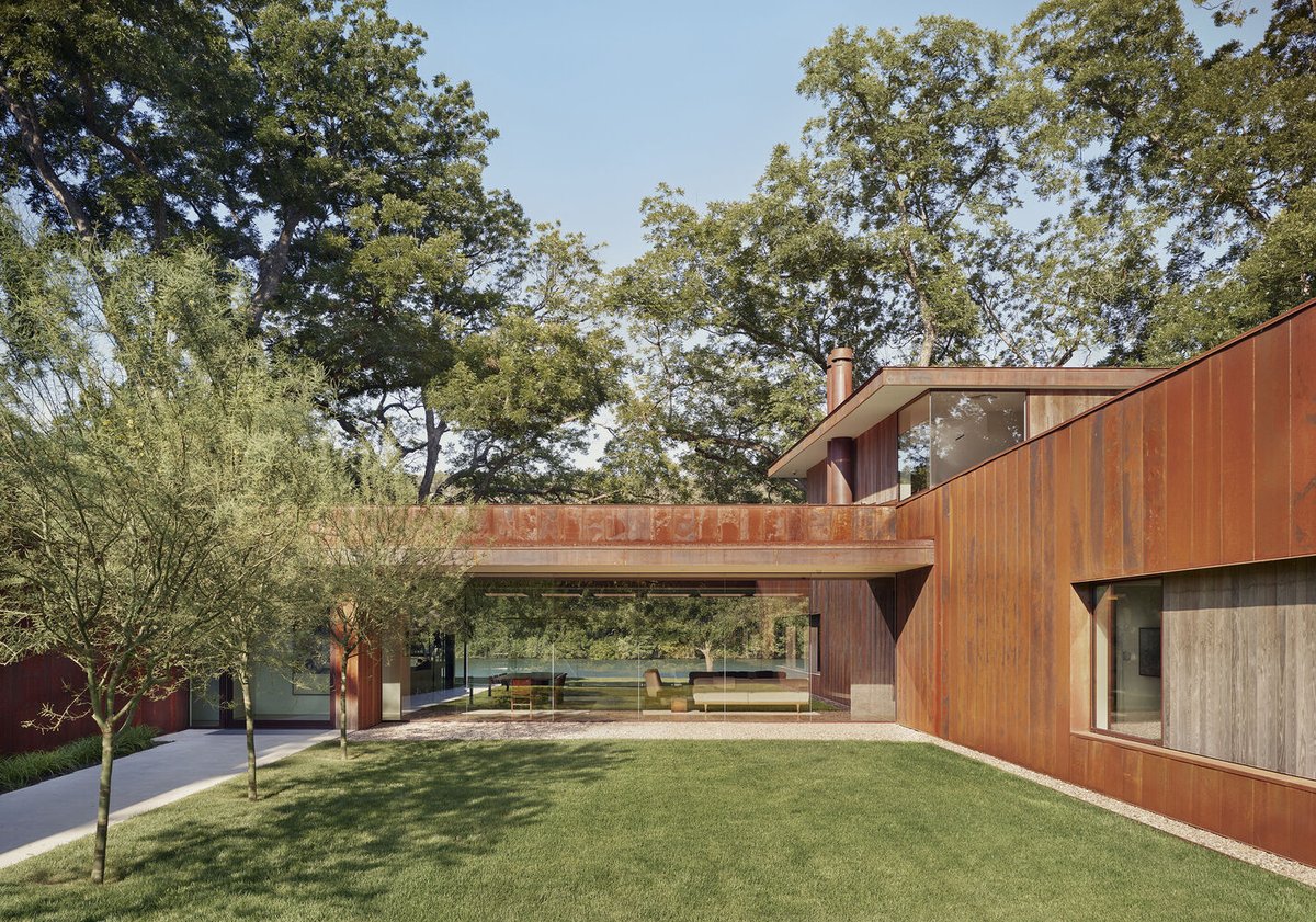 The River Hills Residence by Miró Rivera Architects embodies the laid-back ethos of Austin ☀️

Check out the full article on ArchDaily 👉 bit.ly/3xiH35s

#architecture #architects #residential #house