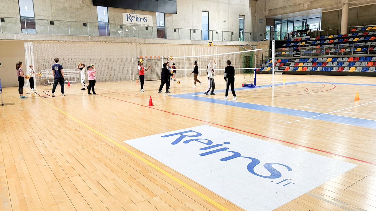 Reims, #TerredeJeux2024 célèbre la Journée olympique et paralympique. Hand, basket, #escrime, gym, tir à l'arc ou encore judo : de nombreuses activités #sportives sont proposées aujourd'hui à plus de 500 #scolaires au complexe René Tys.