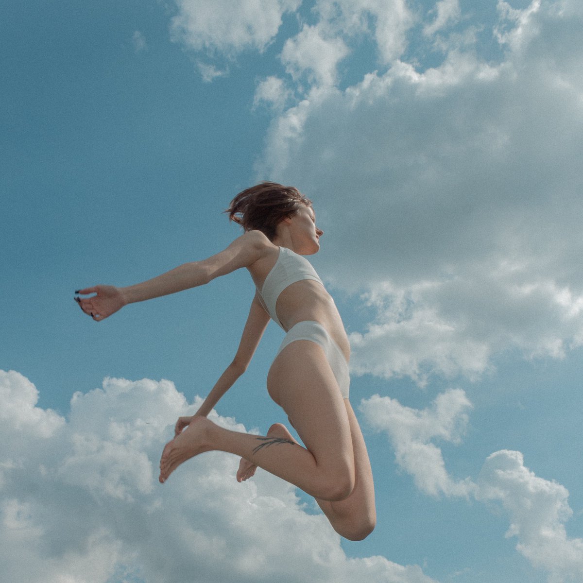 Gm 🤍

"The photograph 'Ethereal Flight' makes me think about freedom and dreams. It inspires us to strive for higher goals and explore the limits of our capabilities. I hope that this image will awaken the desire to follow our dreams and achieve our wildest plans."