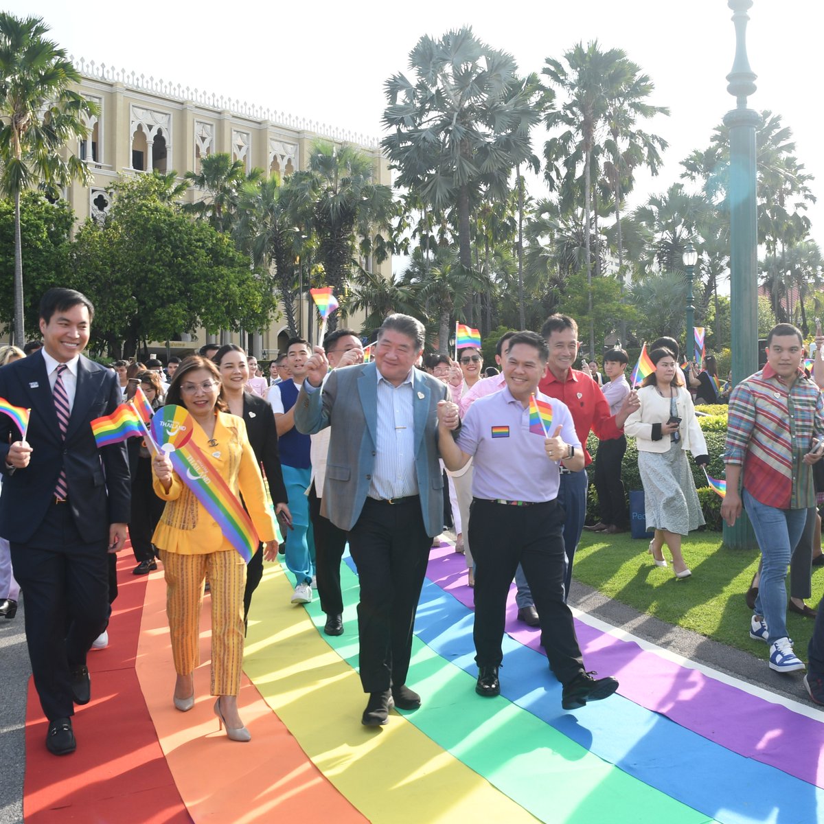 รัฐบาลร่วมฉลอง!! 🌈🌈

ร่างกฎหมาย #สมรสเท่าเทียม ผ่านวุฒิสภา เปิด ทำเนียบฯ จัดใหญ่ฉลองคุ้มครองสิทธิมนุษยชนระดับสากล 

วันที่ 18 มิ.ย. ภายหลังที่ประชุมวุฒิสภามีมติเห็นชอบพิจารณาร่างพระราชบัญญัติ (พ.ร.บ.) แก้ไขเพิ่มเติมประมวลกฎหมายแพ่งและพาณิชย์ (ฉบับที่…) พ.ศ. …