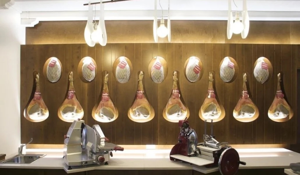 FFriulane's tweet image. Conosciamo meglio il Prosciuttificio Bagatto 🥩 La qualità dei prosciutti è data dai pochi elementi da cui sono costituiti: sale, tempo e natura.

Scopri di più e assaggia il prosciutto Bagatto👇
fattoriefriulane.it/prosciuttifici…

#FattorieFriulane #AAFVG #prosciutto #sandaniele #friuli