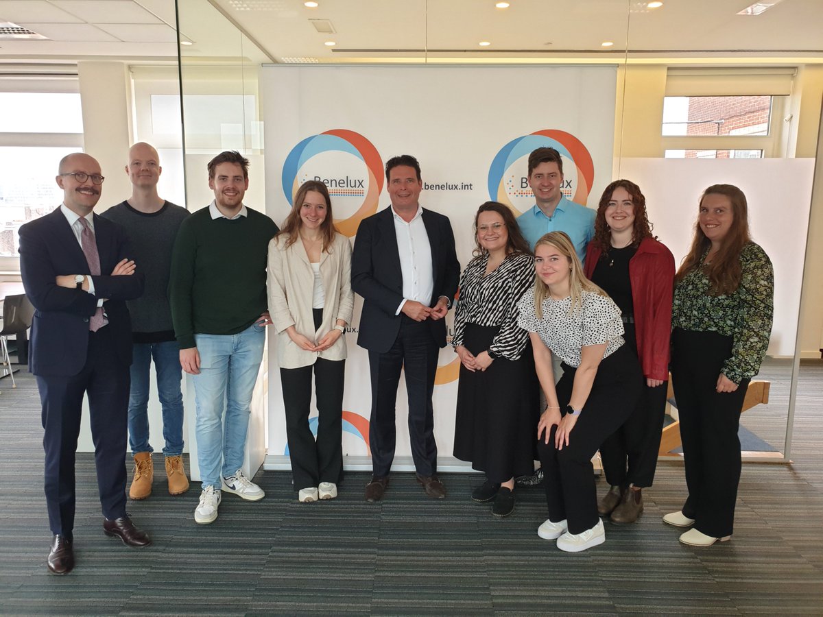 beneluxunion's tweet photo. Goede energie vandaag in het #Benelux-huis. We ontvingen enthousiaste trainees van de provincie Friesland @provfryslan. SG #FransWeekers deelde inzichten over onze grensoverschrijdende samenwerking en motorrol binnen de #EU. Dank voor jullie komst! https://t.co/bE40xSoqrF
