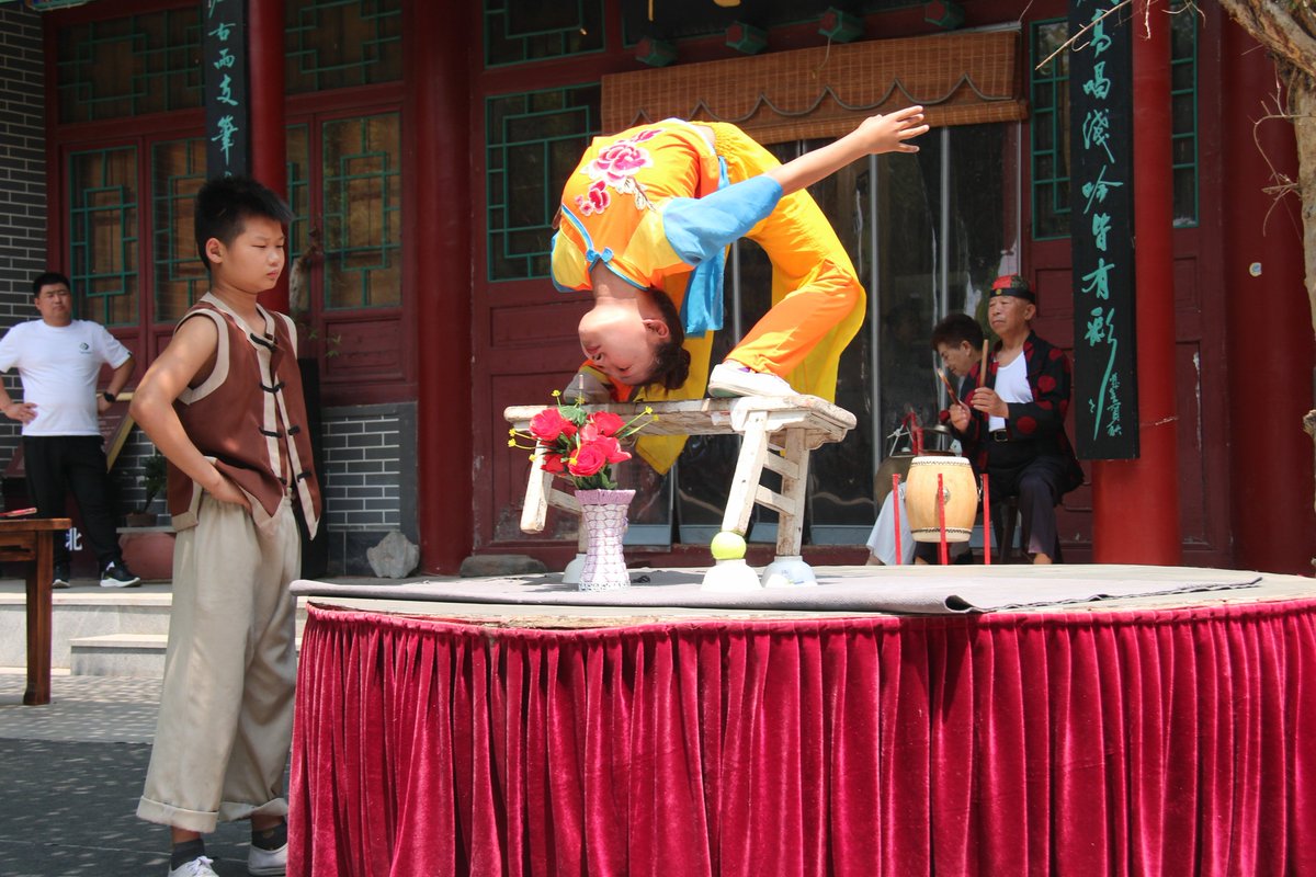 i_hebei's tweet photo. In Wuqiao, Hebei, the hometown of acrobatics in the world, the breathtaking acrobatic performances attracted the attention of many tourists. (photo by Liu Naigang)
可别眨眼！我要放大招了🤪
杂技点亮盛夏🤹
#acrobatic #summer 
美丽河北｜沧州｜吴桥｜江湖文化城&amp;江湖大剧院 https://t.co/v2cKYO79yW