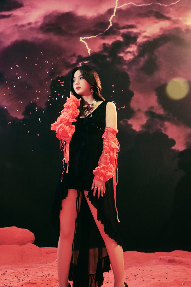 STAYC The 1st Album [𝐌𝐞𝐭𝐚𝐦𝐨𝐫𝐩𝐡𝐢𝐜] Concept Photo Cheeky