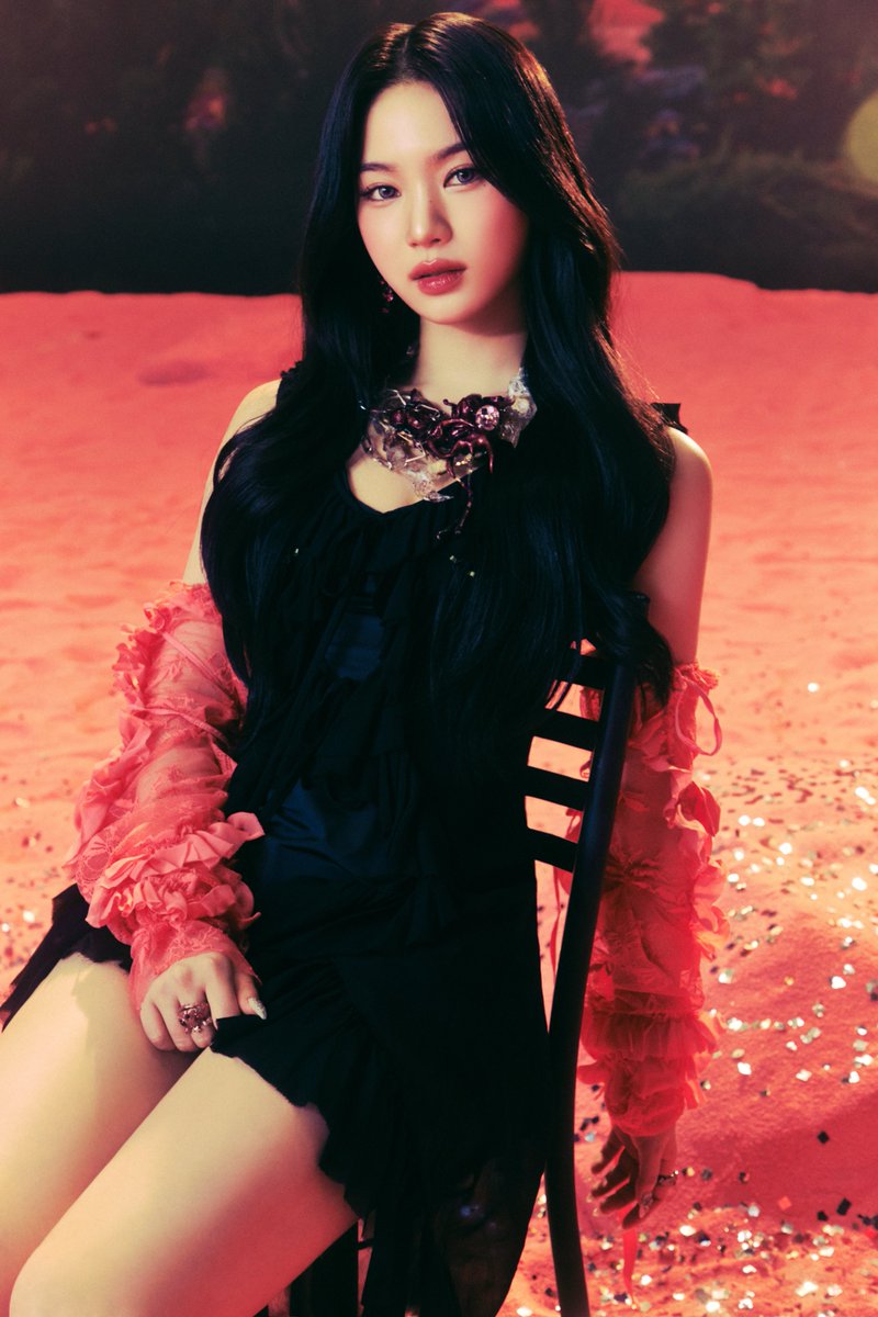 STAYC The 1st Album [𝐌𝐞𝐭𝐚𝐦𝐨𝐫𝐩𝐡𝐢𝐜] Concept Photo Cheeky