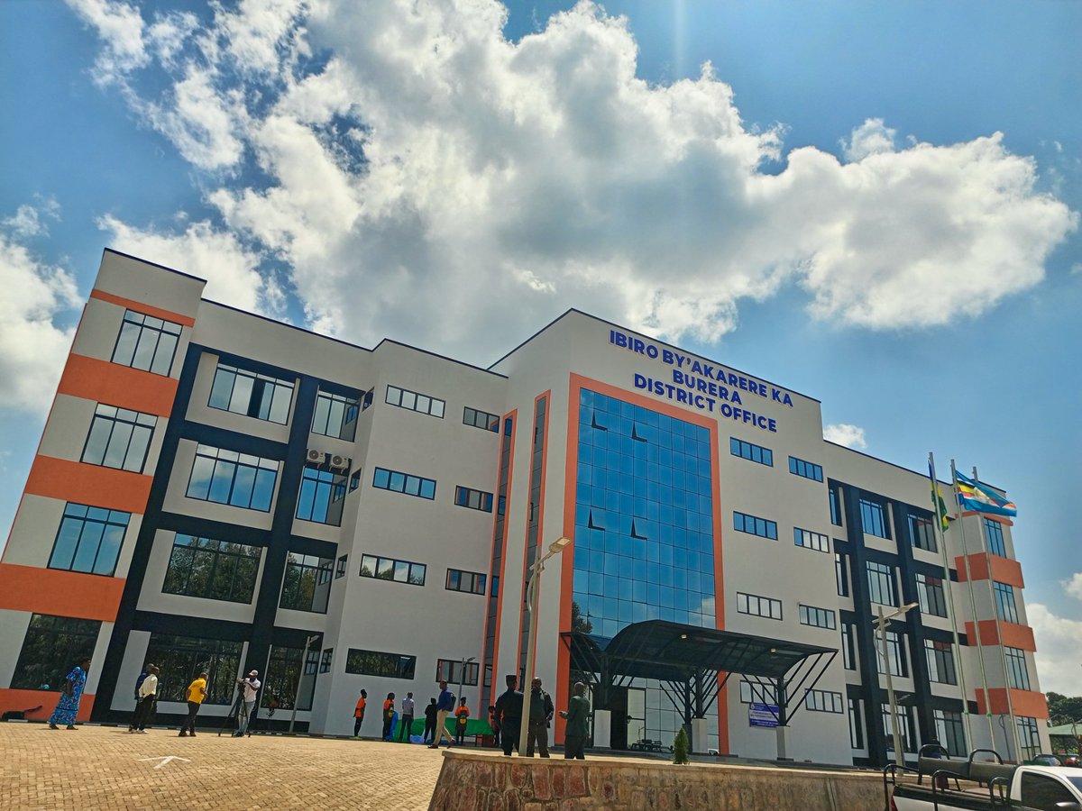 BureraDistrict's tweet photo. Kuri uyu wa kabiri, mu Karere ka Burera hari kubera umuhango wo gutaha ku mugaragaro ibiro bishya by'Akarere bigeretse gatatu byubatswe mu Kagari ka Kabona, Umurenge wa Rusarabuye bigizwe n'ibyumba 58 abakozi bakoreramo. Ibi biro byuzuye bitwaye 2,996,546,644 Frw. https://t.co/X4C9Q50GER