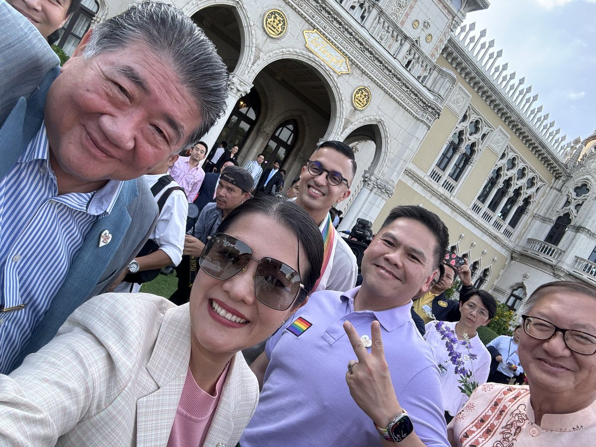 aim_theerarat's tweet photo. #lovewins ฉลองให้กับความรักของทุกคนที่เท่าเทียมกัน พรบ.สมรสเท่าเทียม เป็นจริงแล้ววันนี้ ยินดีกับทุกคน เป็นกำลังใจให้ทุกคน ร่วมกันทำสิ่งยากให้เป็นจริงได้ 🏳️‍🌈

#เพื่อไทยเพื่อLGBTQ 
#พรบสมรสเท่าเทียม
#สมรสเท่าเทียม
#รัฐบาลเศรษฐา
#LGBTQ https://t.co/1vSsRu8fI4
