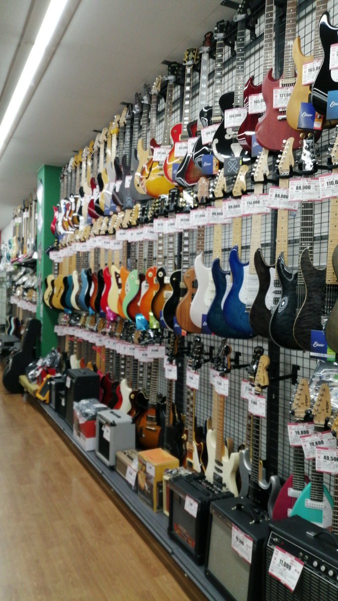 hard_hushiko's tweet photo. ハードオフ札幌伏古店は楽器豊富‼️
入門向け、ヴィンテージ、パーツ取り向きのジャンクまで幅広く在庫ありますよ！
試し弾きコーナーもございますのでご来店お待ちしております‼️
#ハードオフ環境月間 https://t.co/h1Mtwi3KOc