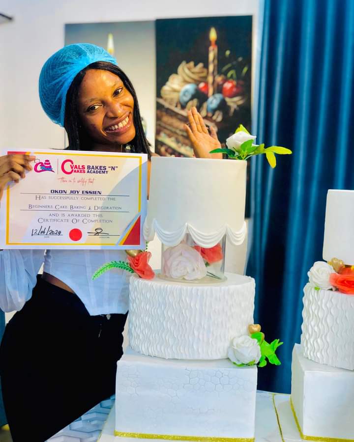RegentOmotola's tweet photo. Meet the latest graduate in town 

Congratulations to one of us at our baking Academy. 

We no dey knowledge 😍 

#akurebaker #cakeacademyinakure #bestcakeplug #royaltybaker https://t.co/DkIcBpahot