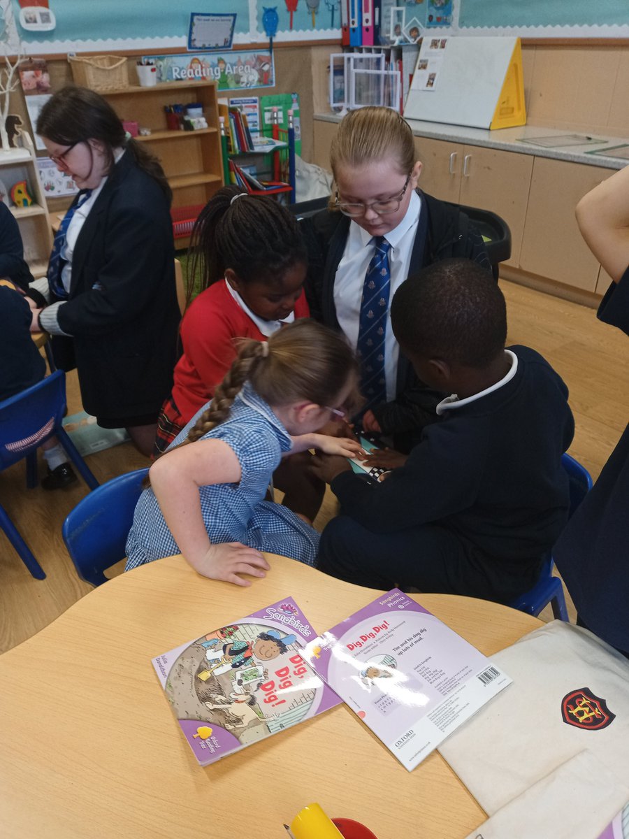 Sharing books today with the P1 <a href="/WBurghPrimary/">Williamsburgh PS</a> classes 📚🙂👏 <a href="/Paisley_Grammar/">Paisley Grammar School</a>