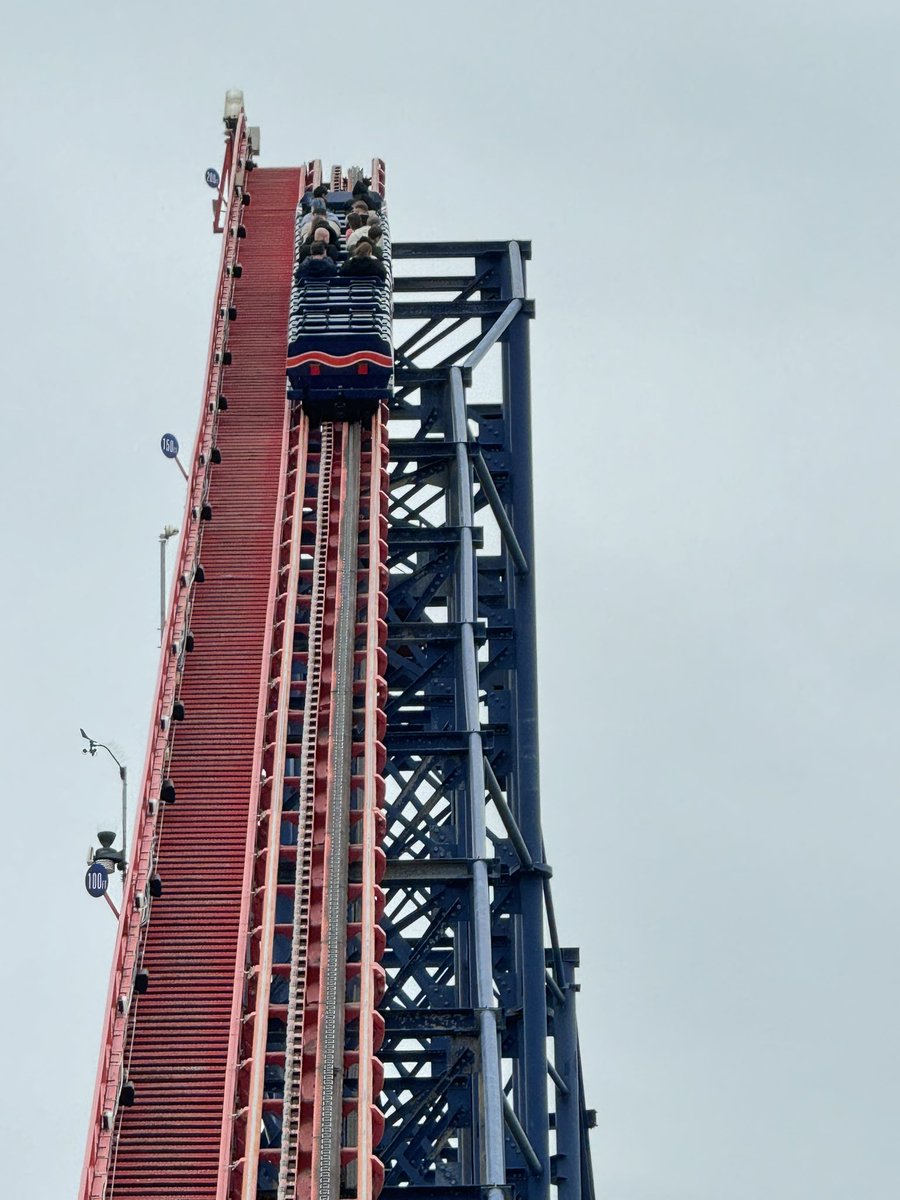CoasterJoey's tweet photo. A lot of people I spoke to over the weekend all had the same opinion, that The Big One is more intimidating than Hyperia. I found that very interesting! You only really get a sense of height on Hyperia on the stall loop, whereas on The Big One it’s from the slow climb. https://t.co/BobGO6Q6la