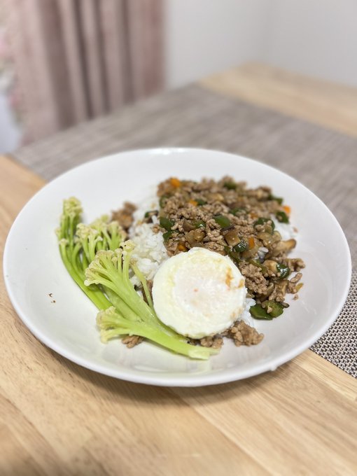 今日はガパオ作ったんだけど 目玉焼き🍳丸いの作ろうとしたら、こんな感じになっちゃいましたww なんかヘン https://t.co/bWTB6vv65e