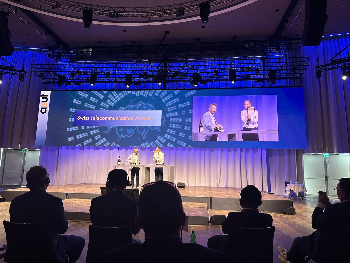#50Jahreasut der 2. Swiss Telecommunications Award wird an Gregor Dürrenberger übergeben.