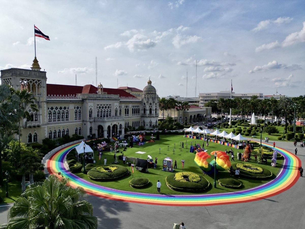 Thavisin's tweet image. ผมขอชื่นชมความร่วมมือจากทุกภาคส่วนจากหัวใจ ที่เราช่วยกันผลักดัน ร่าง พ.ร.บ.สมรสเท่าเทียม จนผ่านมาถึงจุดนี้ พวกเราต่อสู้เรียกร้องกันมายาวนาน เพราะเราเชื่อในสิทธิที่เสมอภาคและเท่าเทียมกันของคนทุกคน วันนี้เป็นเวลาของเราทุกคนแล้วครับ

กฎหมายสมรสเท่าเทียมฉบับนี้