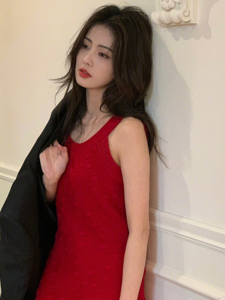 凌乱的长发、鲜艳的红唇、迷离的眼神、裸露的手臂、骚气的裙子，白鹿很了解如何让我无法离开，她靠在墙上，隆起的胸脯，张开的大腿，露出的淫屄，她说来吧，今夜让我爽翻天吧，我的鹿穴要成为少爷你的大JB形状，我抱起她的双腿，将Jb用力干进她的B，一边肏干到她淫水狂漏，一边咬啮她挺立的火红乳头。