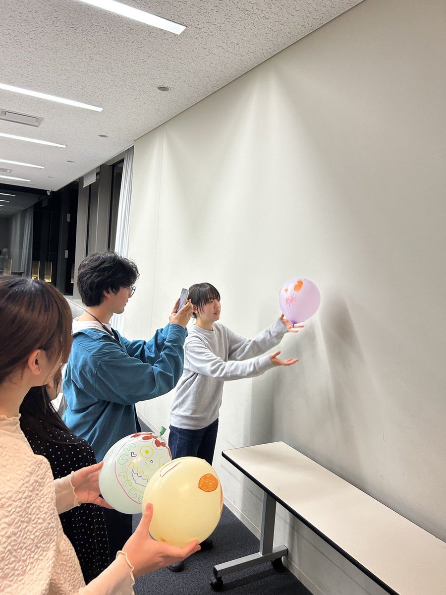 本日も活動中！！
何をしているのでしょうか！！

#フリーペーパー　#立教