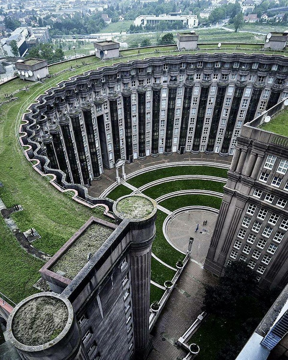 You might recognize this as a movie set — it's actually a real place near Paris.

In the 1970s, one man had enough of modern architecture and did something radical.

He went back to Ancient Greece for inspiration... (thread) 🧵