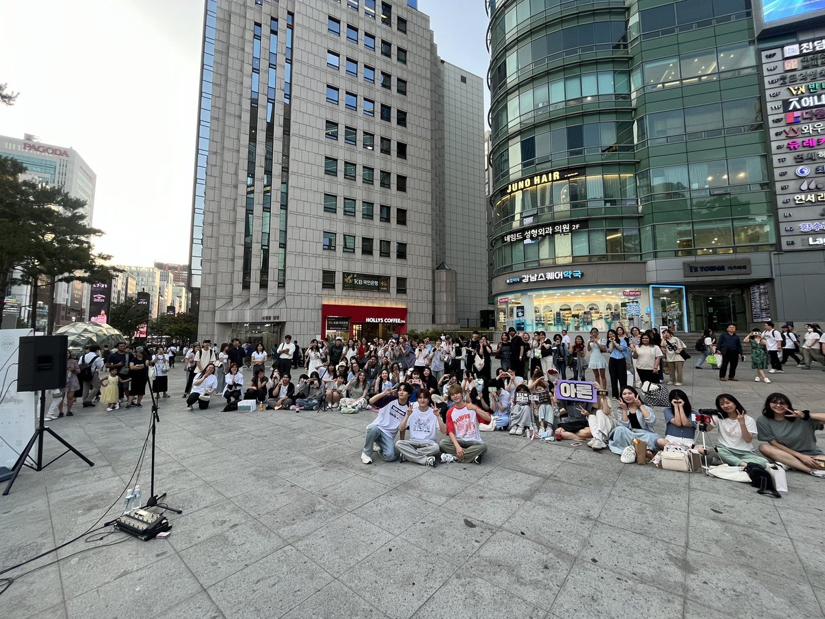 Band_W24hours's tweet photo. 뜨거웠던 오늘의 버스킹! 🎶
오늘도 함께해주셔서 감사합니다 💕
#w24 #Howon #Jonggil #Yunsoo
#МMM #MemoryMakingMoment https://t.co/fxTeQtoK8e