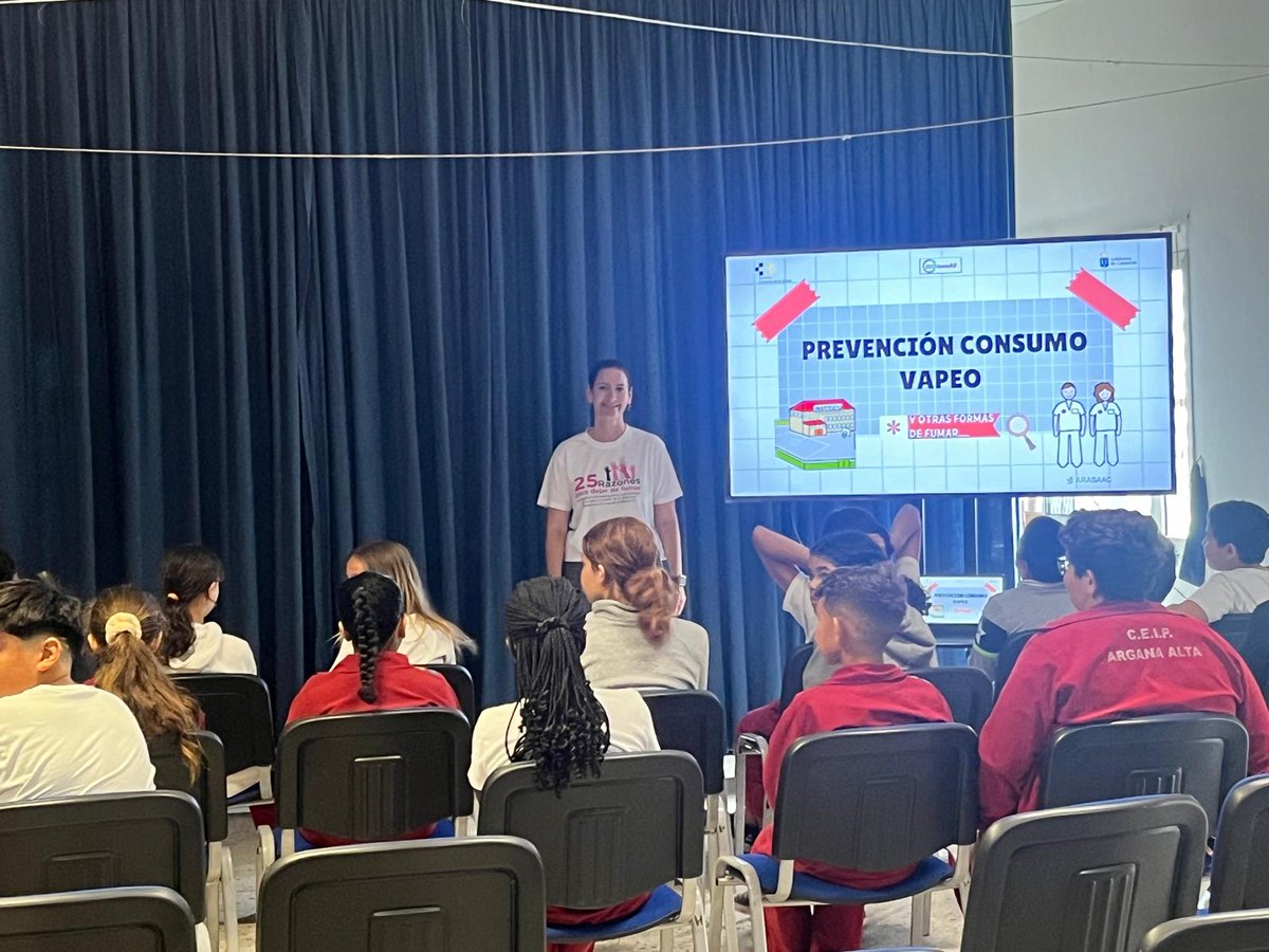 CentrosSalud's tweet photo. Enfermeras de @CentrosSalud de Titerroy dan una charla al alumnado de 6ºdel CEIP #ArganaAlta sobre la prevención del consumo de vapeo y tabaco a fin de evitar que los más jóvenes se  inicien en estos hábitos y señalan los riesgos para la salud de los cigarrillos electrónicos. https://t.co/CoHGjn00FV