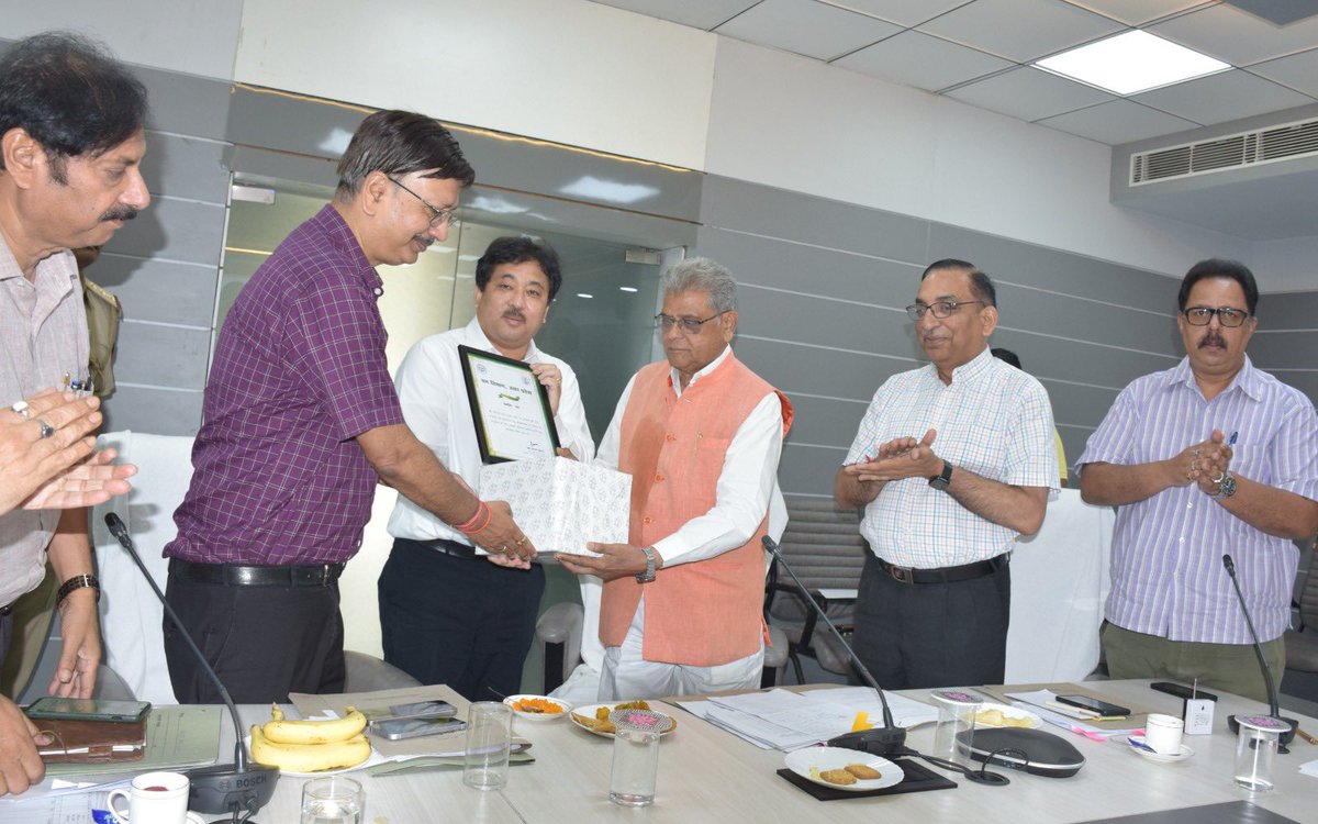 DFO/Director, शहीद अशफाक उल्‍ला खां प्राणी उद्यान, गोरखपुर श्री विकास यादव को सराहनीय योगदान के लिए मा0 मंत्री जी द्वारा सम्‍मानित किया गया। (4/5)