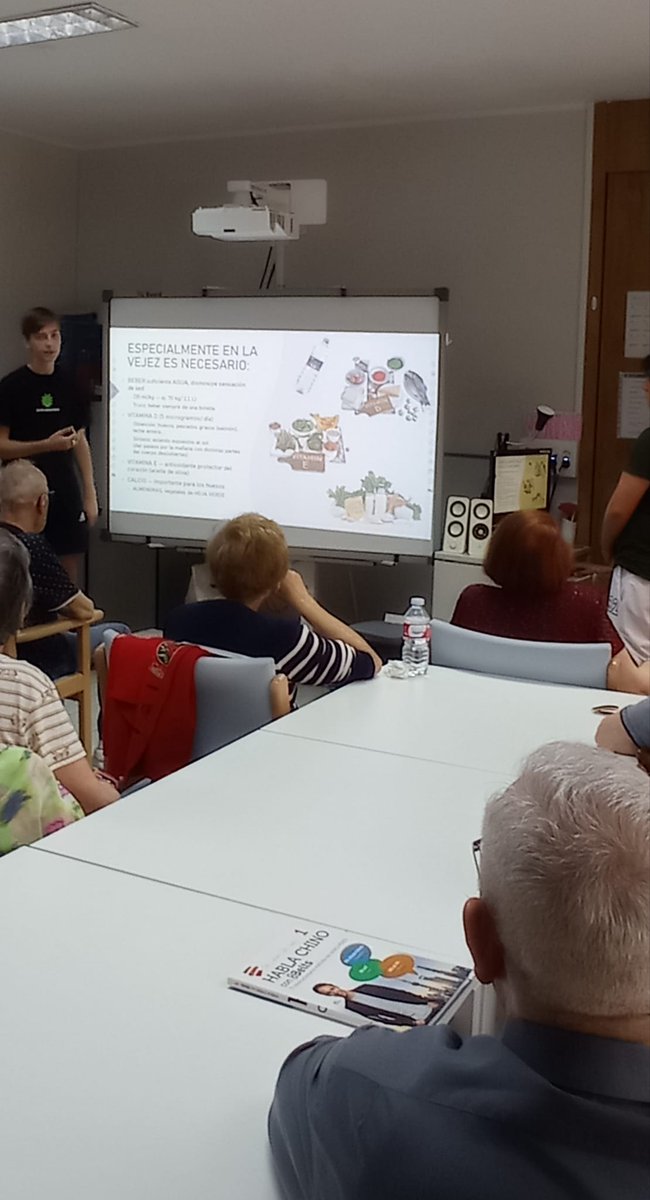 Nuestros chicos de 3º
B visitaron el centro de día El Val y explicaron a los ancianos sus proyectos sobre alimentación, sueño, descanso y ejercicio. Además hemos  practicado una relajación para ayudarnos a conciliar el sueño y a calmar nervios, baile y hemos trabajado el huerto.