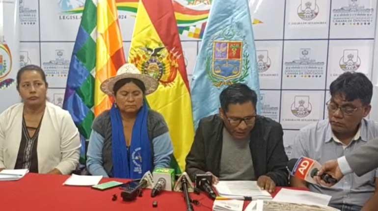 AlturaMulti2223's tweet photo. #DeÚltimo  
Evistas anuncian protestas y bloqueos en el país si el gobierno no promulga leyes aprobadas en sesión presidida por Andrónico Rodriguez
https://t.co/HMXyfKaCmC https://t.co/OOJTV3jaX9